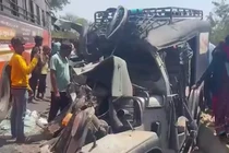 Ba xe tông nhau trên cao tốc ở Ấn Độ, 14 người thương vong