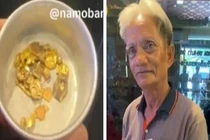 Nhân viên tang lễ gom răng vàng từ lò thiêu đúc thành thỏi