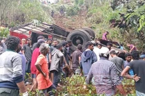 Xe buýt chở quá tải lao xuống vực ở Sri Lanka, 45 người thương vong