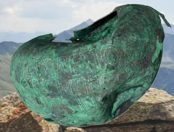 Chiếc bình may mắn thời La Mã cổ đại khắc dòng chữ bí ẩn gì?