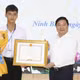 Nam sinh lớp 11 lao xuống nước cứu hai em nhỏ được tặng bằng khen