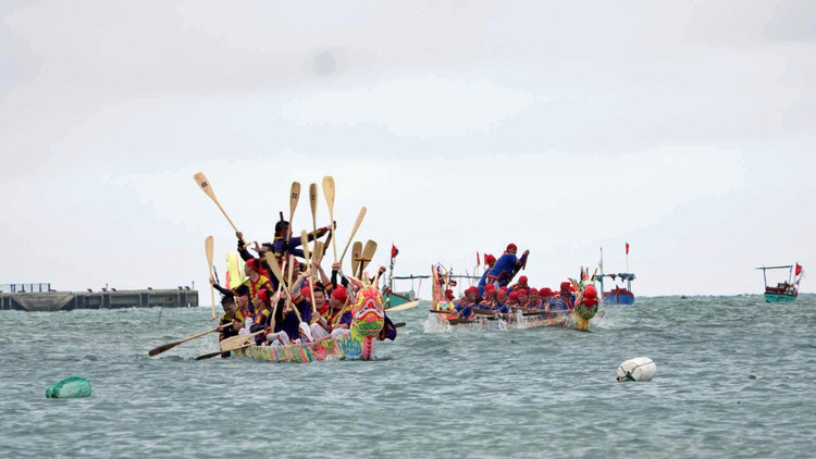 Dau xuan ve Ly Son xem le hoi dua thuyen truyen thong-Hinh-9