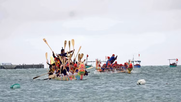 Dau xuan ve Ly Son xem le hoi dua thuyen truyen thong-Hinh-9