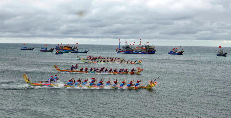 Dau xuan ve Ly Son xem le hoi dua thuyen truyen thong-Hinh-7