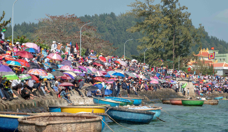 Dau xuan ve Ly Son xem le hoi dua thuyen truyen thong-Hinh-4