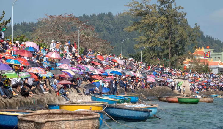 Dau xuan ve Ly Son xem le hoi dua thuyen truyen thong-Hinh-4