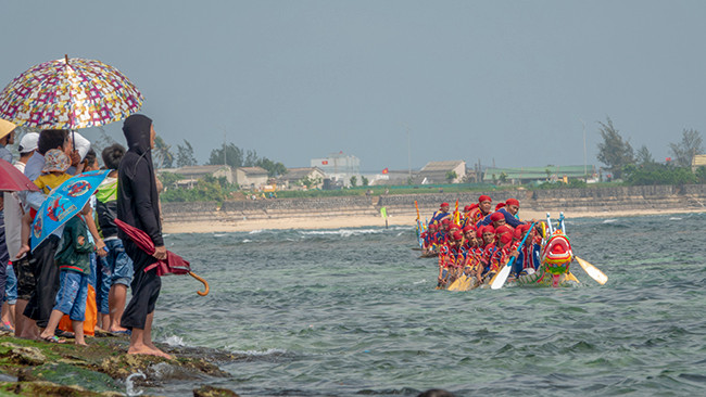 Dau xuan ve Ly Son xem le hoi dua thuyen truyen thong-Hinh-5