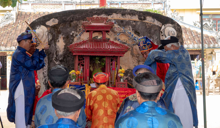 Dau xuan ve Ly Son xem le hoi dua thuyen truyen thong-Hinh-2