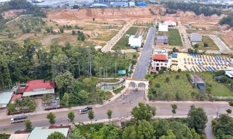 Du an Green Valley City - (Bai 3): Giao dat cong cho Cong ty Sai Gon Center lam nha o thuong mai khong qua dau gia