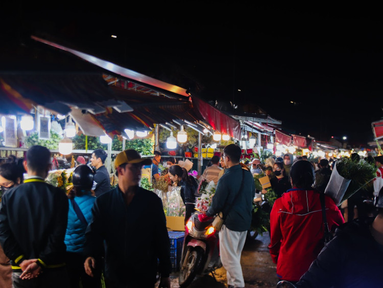 Cho hoa dem Ha Noi tap nap dip 8/3