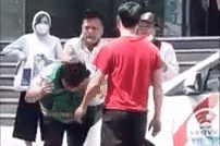 Tai xe oto hanh hung nhan vien giao hang hinh anh 1 ezgif.com_crop_3.gif