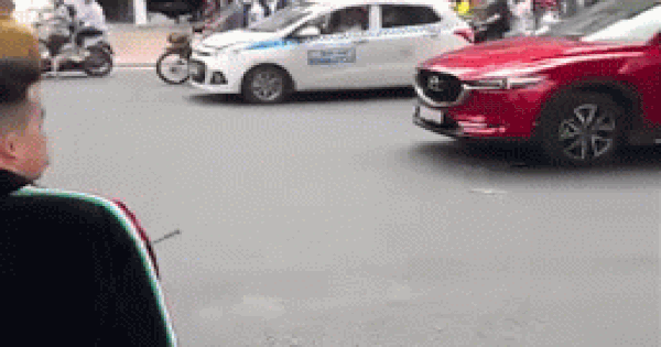 Khởi tố kẻ đập phá xe máy người bênh bà bầu do va chạm giao thông - Ảnh 1.