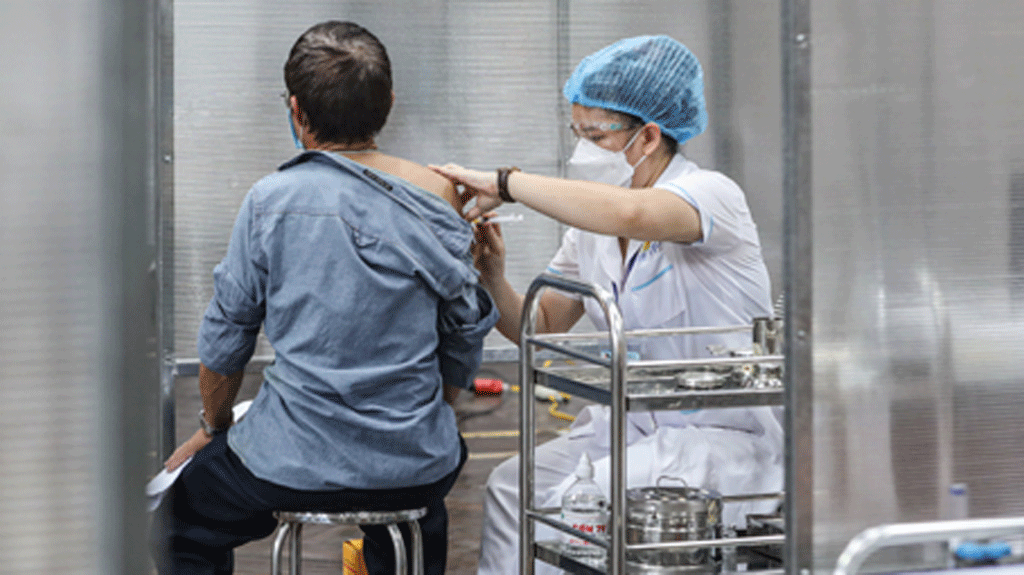 Nên có quy định để người tiêm đủ liều vắc xin Covid-19 được đi lại, làm việc bình thường - ảnh 1