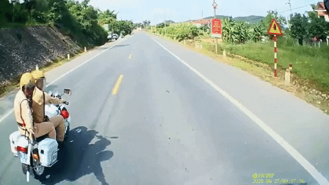 Cảnh sát giao thông dùng súng đạn nhựa trấn áp tài xế xe tải - 1