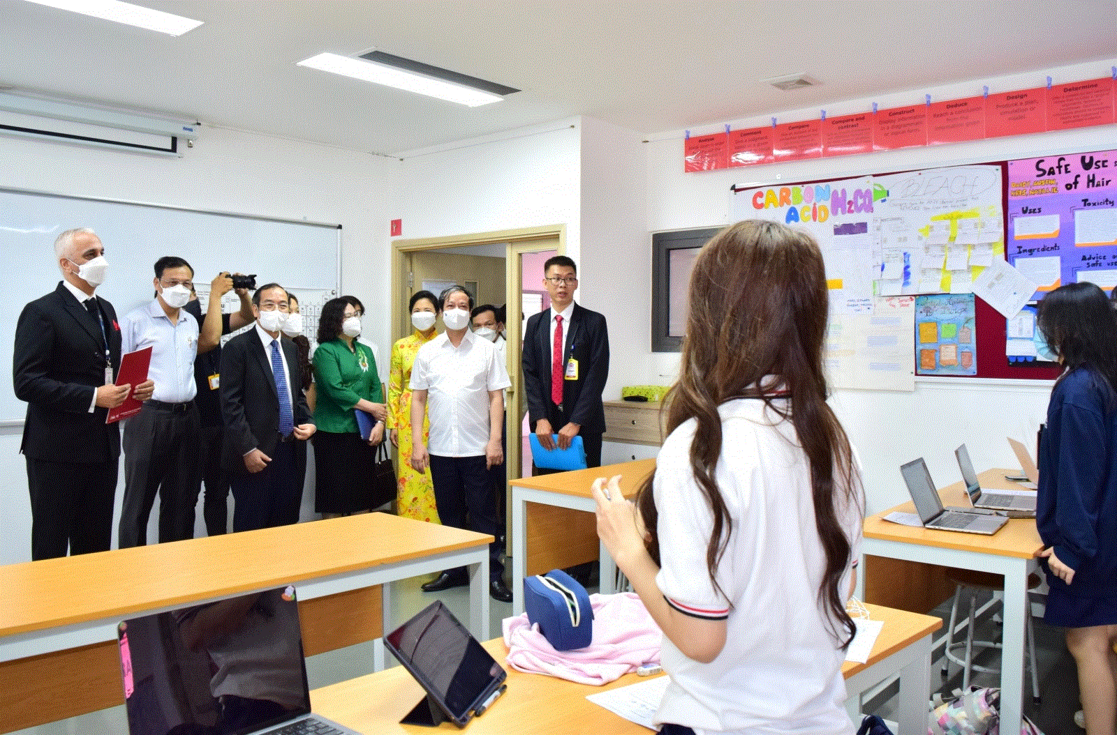 Bộ trưởng Nguyễn Kim Sơn trò chuyện cùng các học sinh SNA.