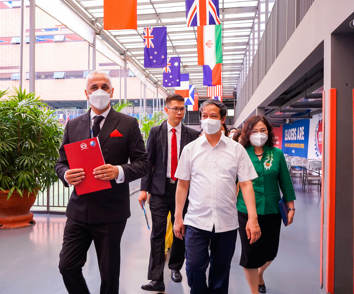 Thầy Mike Miller, Hiệu trưởng Trường SNA đưa Bộ trưởng Nguyễn Kim Sơn và các đại biểu đi tham quan trường.