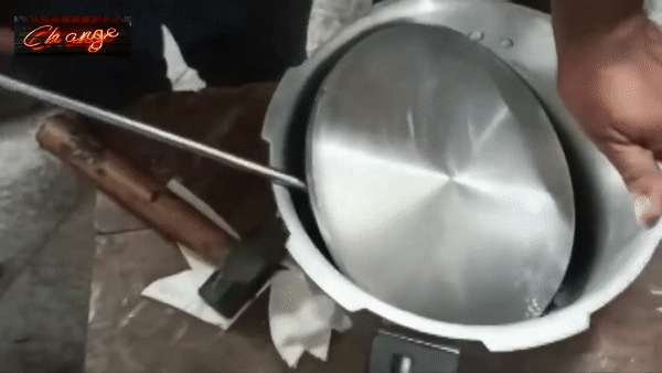 Hành khách giấu 700 gram vàng trong đáy nồi áp suất - 2