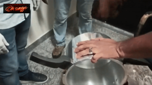 Hành khách giấu 700 gram vàng trong đáy nồi áp suất - 1