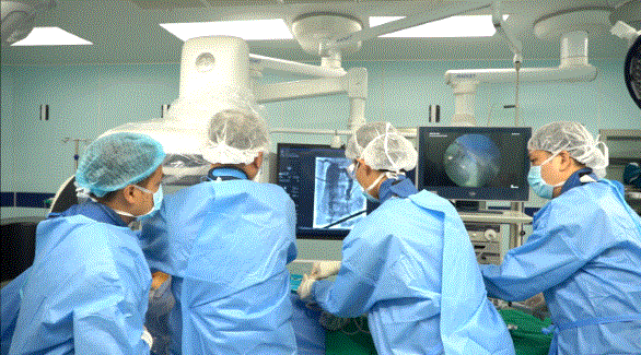 Hình ảnh ống nội soi và đầu tán laser được luồn vào túi mật và ống mật chủ, tất cả các viên sỏi được tán nhỏ và hút ra ngoài.