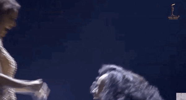 Khoảnh khắc tân Hoa hậu Hòa bình Thế giới gục ngã khi đăng quang - 1