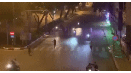 Hà Nội: Nhóm thanh niên vác hung khí truy đuổi nhau như... phim hành động! - 1