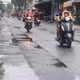 Mưa rào làm dịu nắng nóng oi ả ở TP HCM