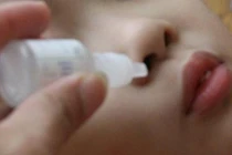 Uống nhầm thuốc nhỏ mũi, bé trai 8 tháng tuổi bị ngộ độc, rối loạn ý thức 