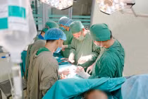 Bệnh nhân 75 tuổi mắc ung thư buồng trứng