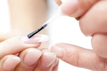 Vì sao EU cấm sử dụng sơn móng tay dạng gel có chứa TPO?