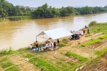 Xuyên đêm tìm kiếm bé trai 8 tuổi rơi xuống sông mất tích