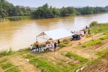 Xuyên đêm tìm kiếm bé trai 8 tuổi rơi xuống sông mất tích