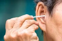 Một phụ nữ phải phẫu thuật tai do va chạm khi ngoáy tai