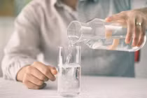 Nguyên nhân bất ngờ khiến người đàn ông uống chục lít nước mỗi ngày vẫn khát