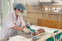 3 người nghi ngộ độc nhập viện điều trị sau bữa ăn trưa tại gia đình