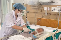 3 người nghi ngộ độc nhập viện điều trị sau bữa ăn trưa tại gia đình