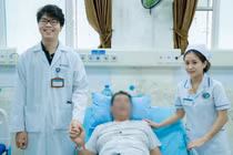 Cứu sống người đàn ông 70 tuổi hôn mê do ho ra máu nặng