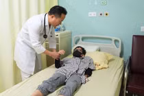 Trẻ 8 tuổi bị đột quỵ, bác sĩ cảnh báo dấu hiệu không nên bỏ qua