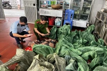 Hà Nội thu giữ gần 1 tấn xúc xích, lạp xưởng nướng đá không rõ nguồn gốc