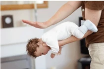 Cứu bé 15 tháng tuổi khỏi hóc dị vật bằng thủ thuật Heimlich