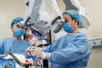 Cứu sống người đàn ông mắc u sọ hầu lớn chèn ép tuyến yên nguy hiểm