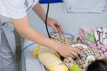 Nguy cơ biến chứng nặng do bệnh tay chân miệng ở trẻ nhỏ