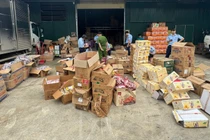 Thu giữ hơn 36.000 sản phẩm thực phẩm, giấy vệ sinh nhập lậu