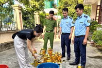 Thanh Hoá tiêu hủy 142 lít rượu sâm không rõ nguồn gốc xuất xứ