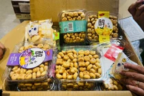 Nhiều thùng hàng socola, táo đỏ không rõ nguồn gốc ở La Phù