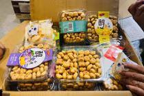 Nhiều thùng hàng socola, táo đỏ không rõ nguồn gốc ở La Phù