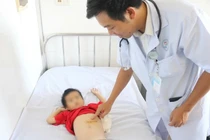 Lấy búi tóc nặng gần nửa cân nằm trong bụng bé trai 5 tuổi