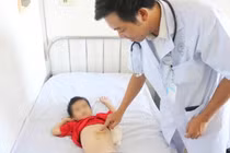 Lấy búi tóc nặng gần nửa cân nằm trong bụng bé trai 5 tuổi