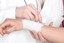 Người phụ nữ ở Hà Nội phải nhập viện gấp vì áp xe từ vết xước nhỏ