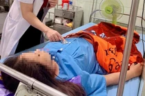 Loại bỏ khối u buồng trứng khủng cho nữ bệnh nhân ở Quảng Trị