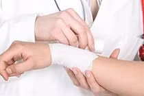 Người phụ nữ ở Hà Nội phải nhập viện gấp vì áp xe từ vết xước nhỏ